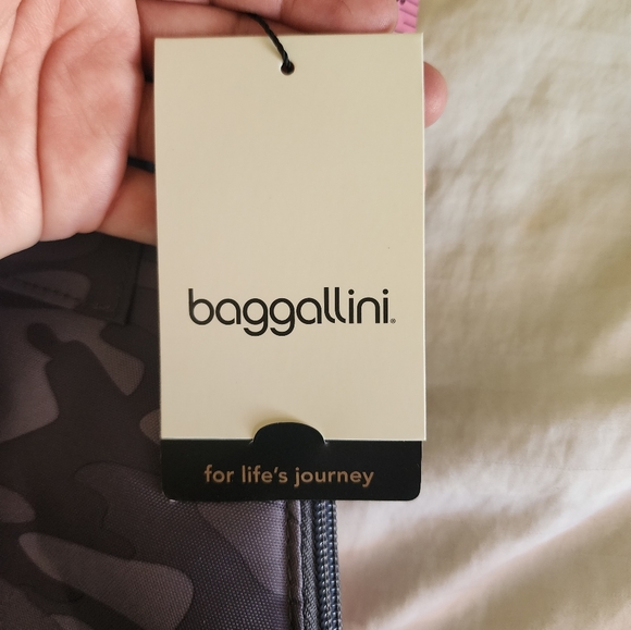 NWT Baggallini Gray Camo MM Metro Backpack Slingpack - Picture 11 of 11